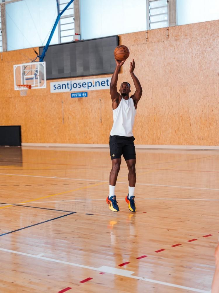 开云APP-巴特勒社媒更新近期动态 一边度假一边训练两不耽误