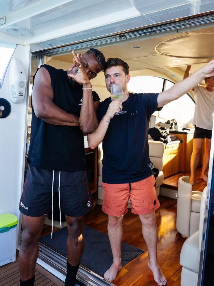 开云APP-巴特勒社媒更新近期动态 一边度假一边训练两不耽误