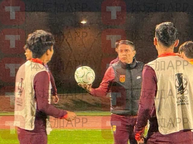 1767663388219059790.jpg 开云体育官网-U23国足训练演练进攻 8人对抗赛王钰栋失点