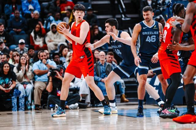 开云体育官网-【现场】生涯首次首发！杨瀚森的12小时与19分钟