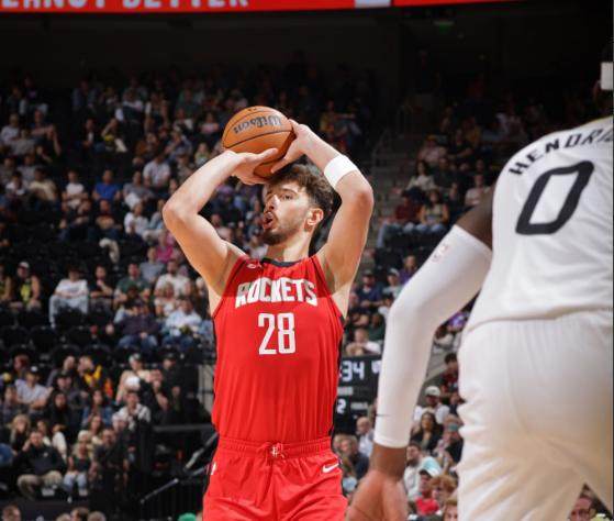 1728372988942003693.png 减重变壮!火箭版约基奇17+4+4很稳,冲2.24亿顶薪