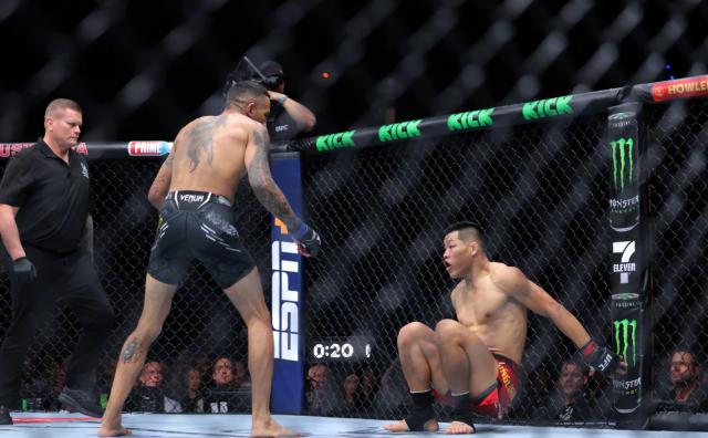 开云体育官网-李景亮回归战被KO 中国男子格斗第一人英雄迟暮