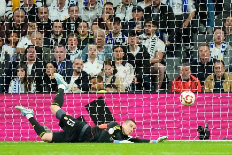 开云APP-记者:卢宁在对阵阿尔瓦塞特的比赛后感到小腿不适,预计缺阵一周