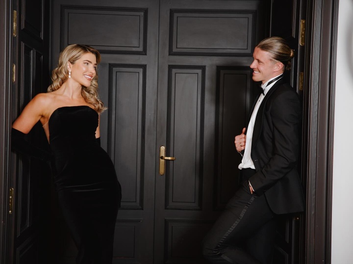 英格兰太太团成员回家!加拉格尔模特女友晒照:生活真是疯狂!