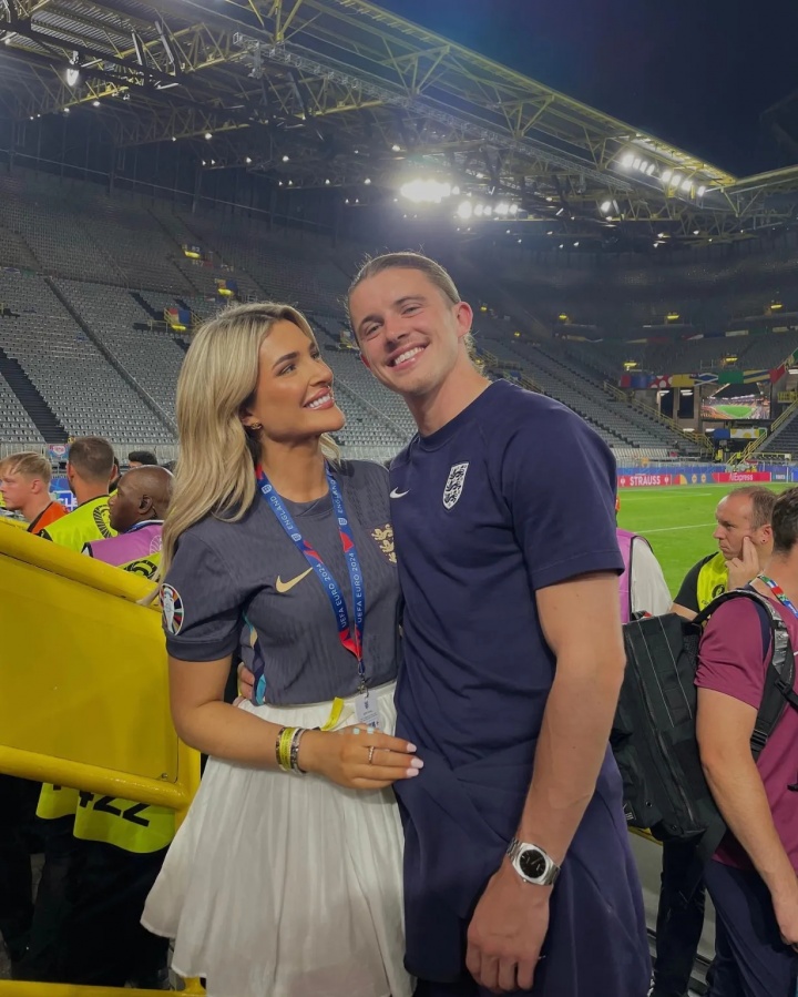 英格兰太太团成员回家!加拉格尔模特女友晒照:生活真是疯狂!