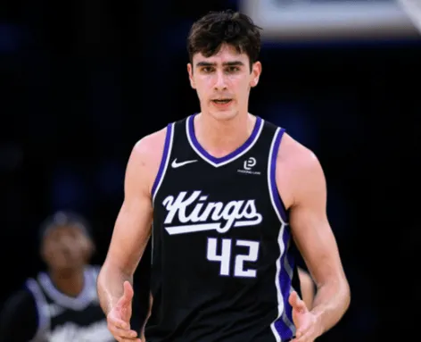 开云体育官网-雷诺首发出战22分钟，5投2中得到4分8篮板5助攻1抢断