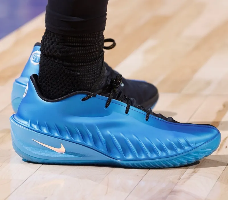 开云体育下载-红蓝鸳鸯!汤普森兄弟均穿着G.T Cut4迎来正面对决