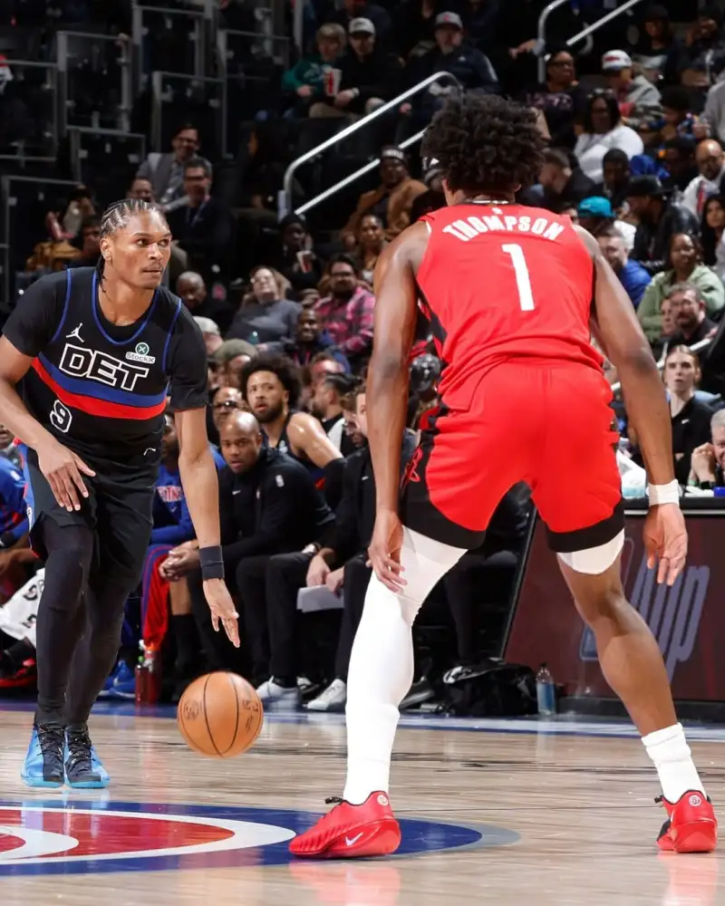 开云体育下载-红蓝鸳鸯!汤普森兄弟均穿着G.T Cut4迎来正面对决