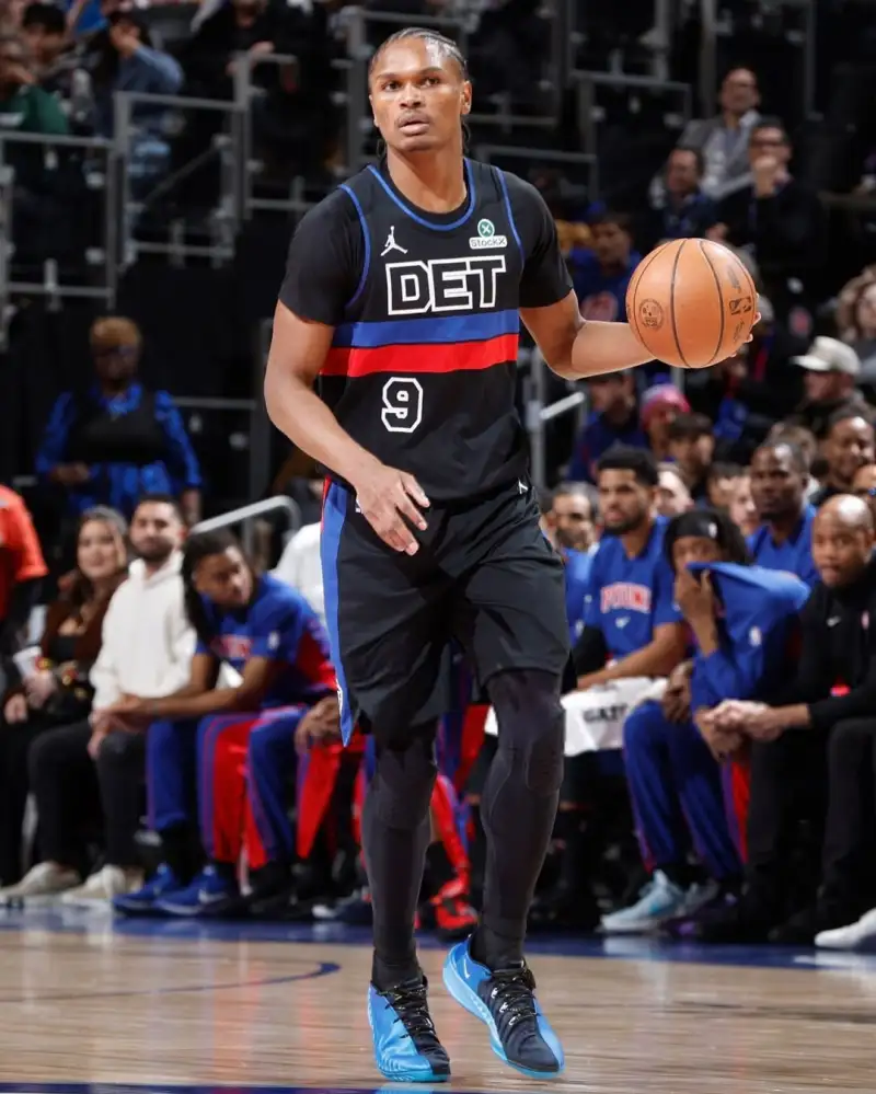 开云体育下载-红蓝鸳鸯!汤普森兄弟均穿着G.T Cut4迎来正面对决