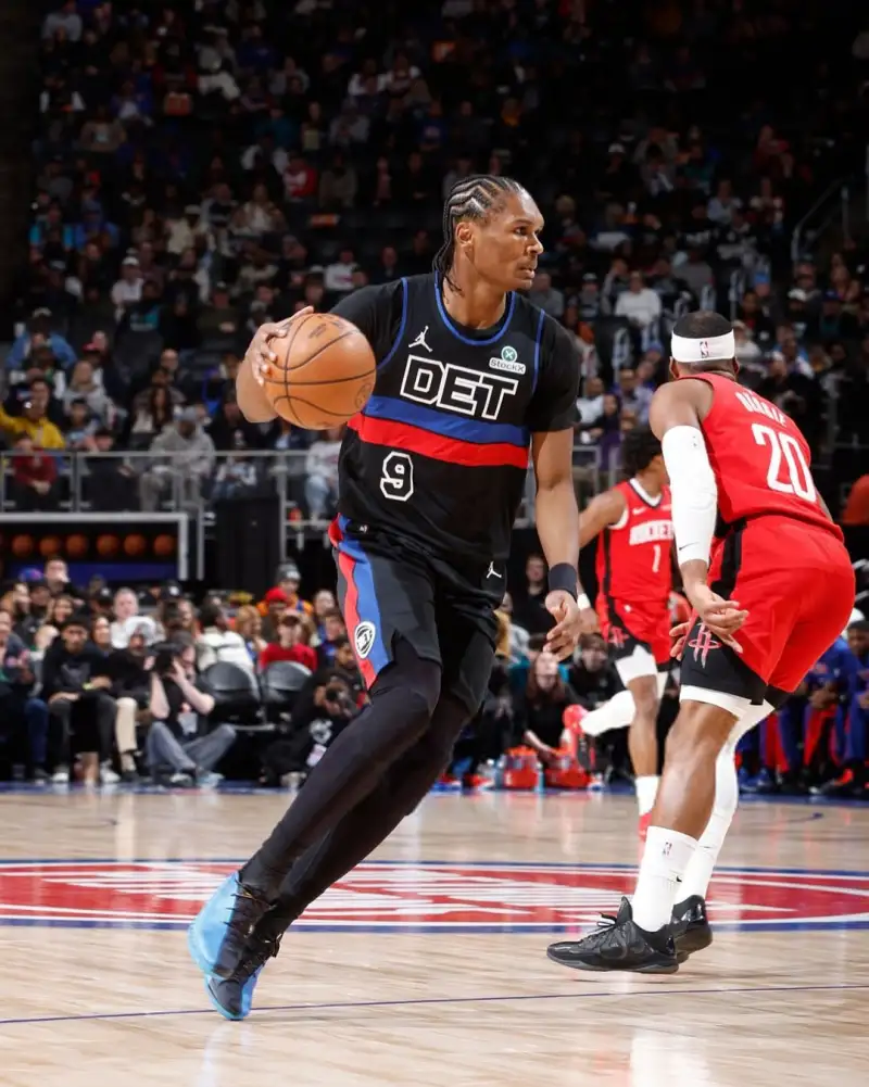 开云体育下载-红蓝鸳鸯!汤普森兄弟均穿着G.T Cut4迎来正面对决