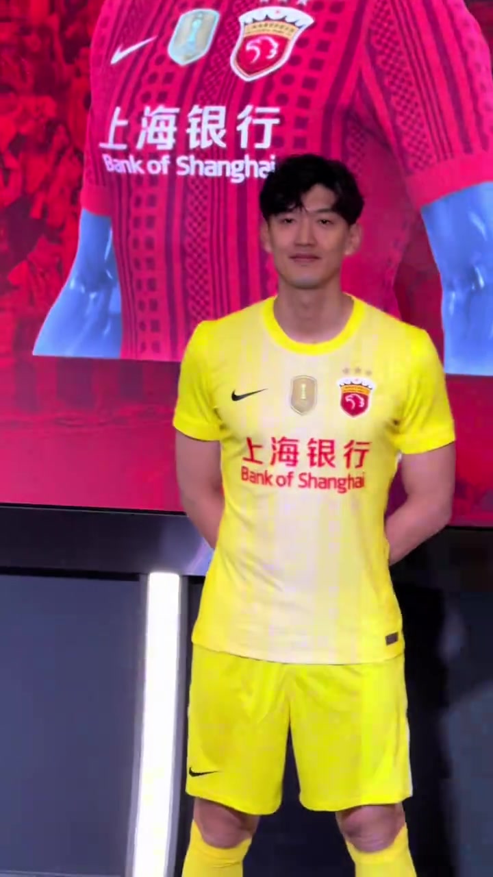 记者晒海港新赛季球衣上身照：红得比较清新一些，挺好看的