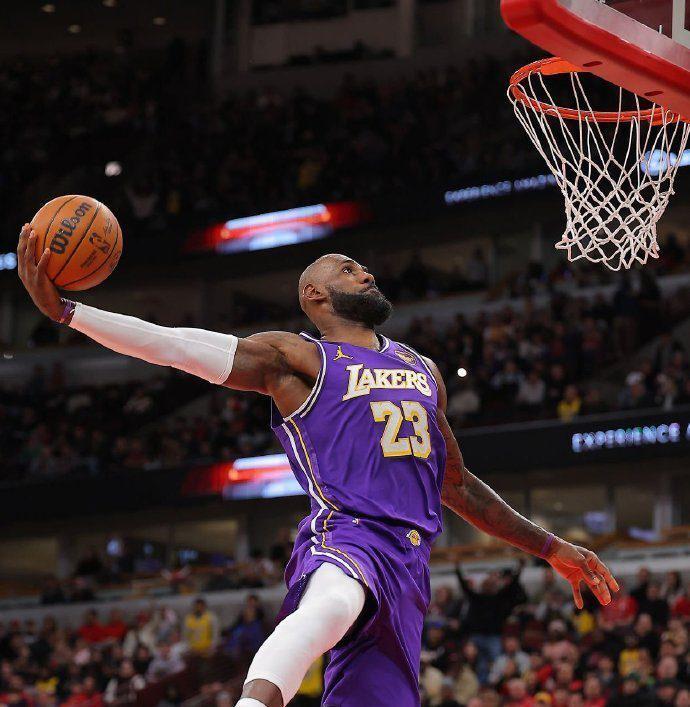 开云APP-东契奇8记三分轰46+11！单节20分迎生涯里程碑，湖人客场拿下公牛