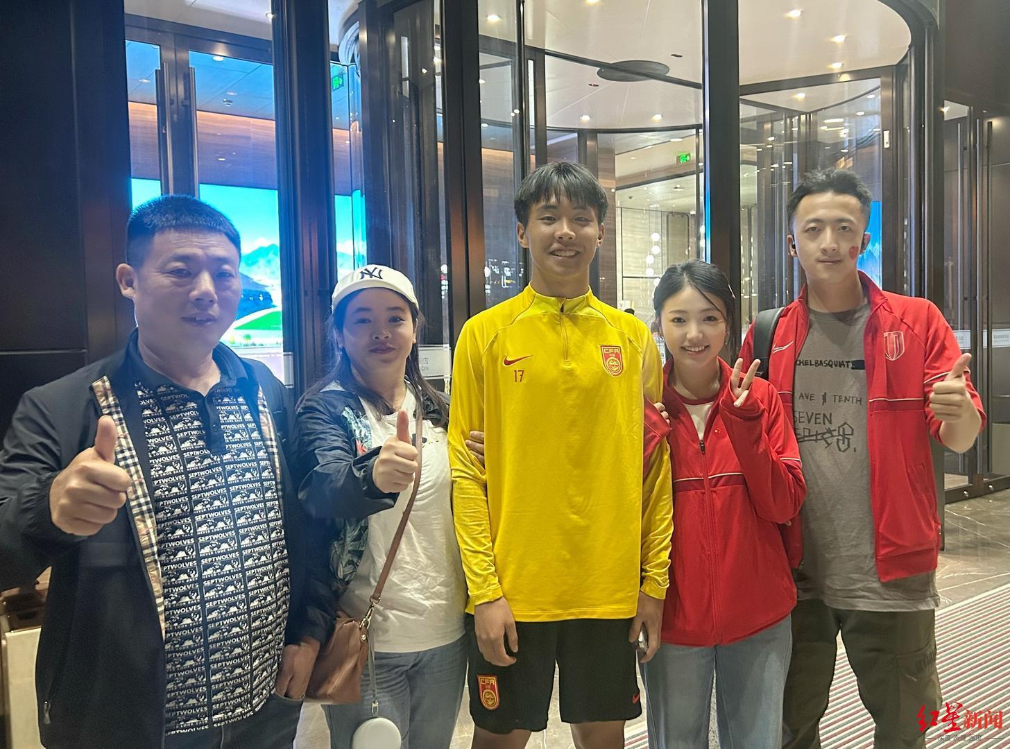 kaiyun-中国职业足球纪录,蓉城小将帅惟浩荣膺中国金童奖!姐姐透露:为领奖专门购置西装