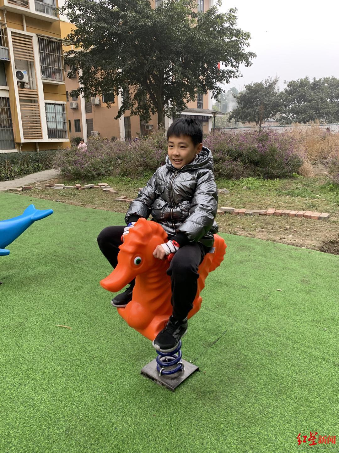 kaiyun-中国职业足球纪录,蓉城小将帅惟浩荣膺中国金童奖!姐姐透露:为领奖专门购置西装