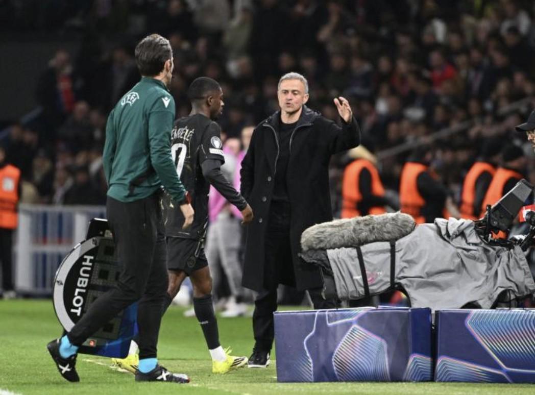 开云-疑似受伤,登贝莱带着痛苦的表情被换下场