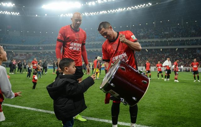 开云体育下载-足协还在等什么？国足潜在归化大牌两场比赛1球1助攻，已会唱国歌|中超|罗慕洛|成都蓉城|青岛海牛|中国足协_新浪体育_新浪新闻